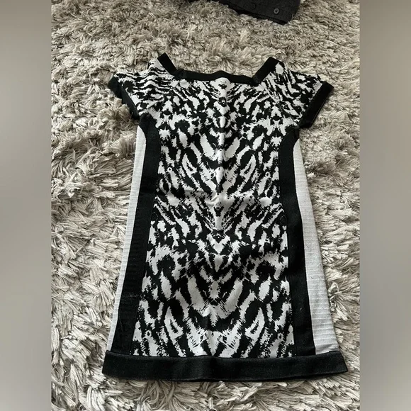 bebe Black & White Knit Patterned Top – Size M (Fits XS–S) - Picture 9 of 9